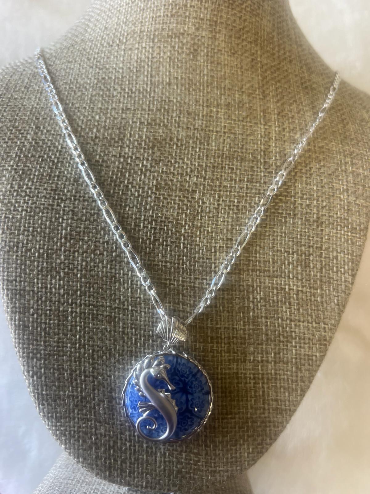 Stunning sterling silver chain and pendant set.