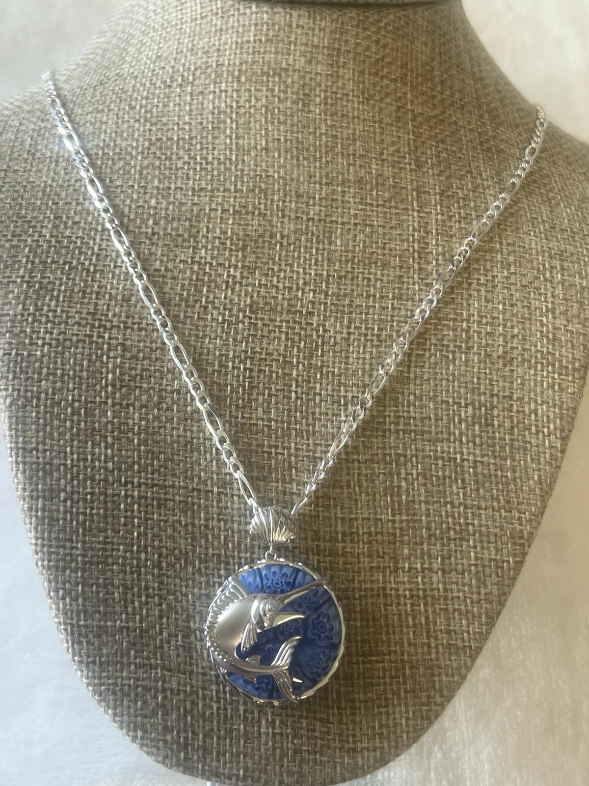 Stunning sterling silver chain and pendant set.