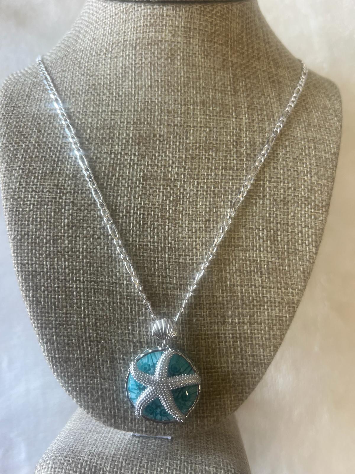 Stunning sterling silver chain and pendant set.