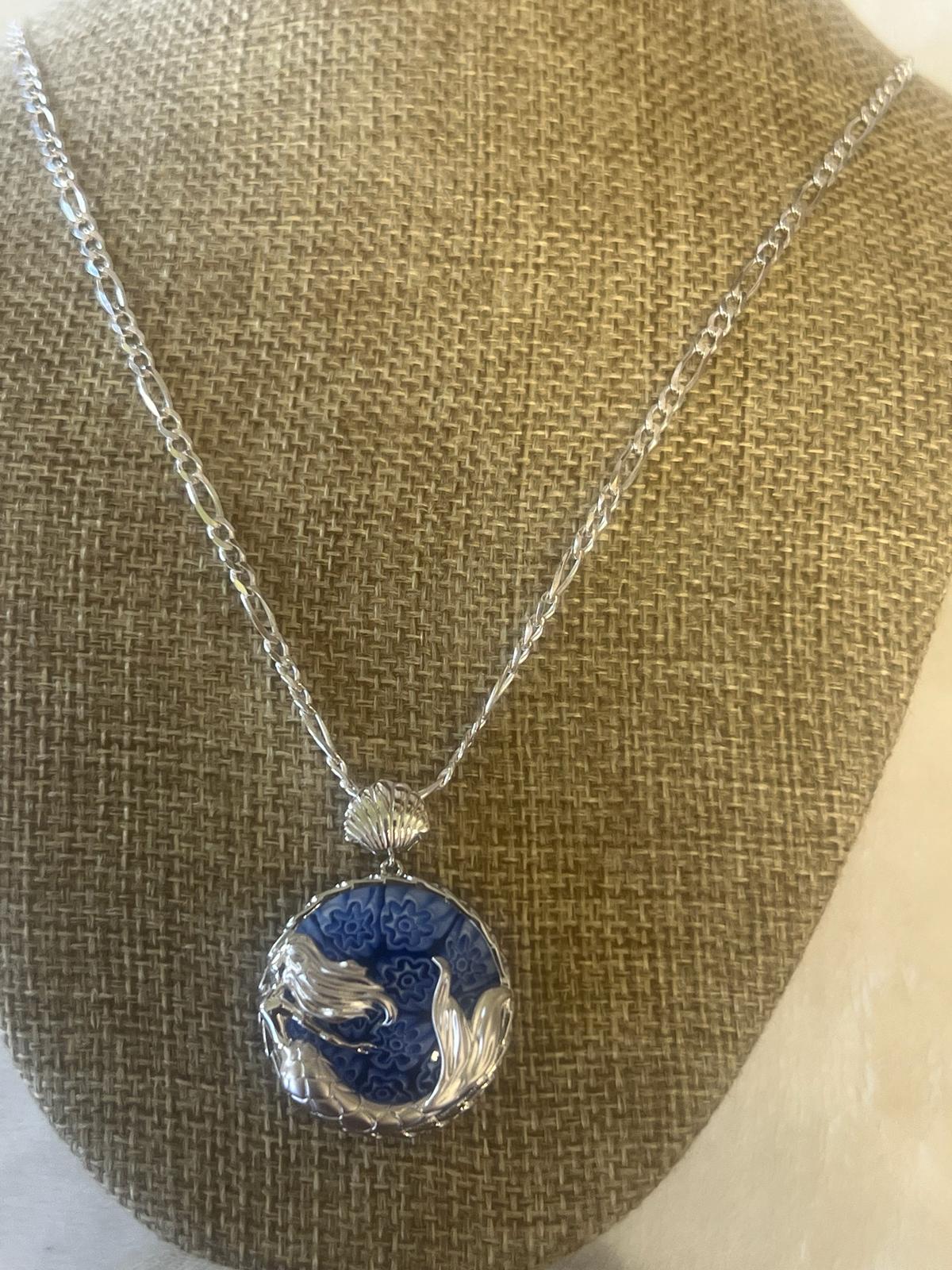 Stunning sterling silver chain and pendant set.