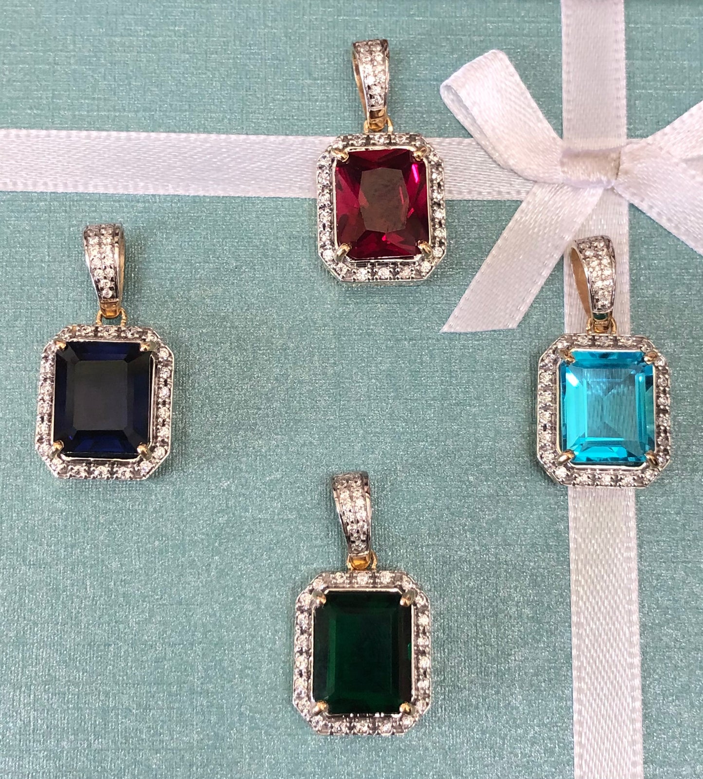 Solid 14 k gold Emerald stone Pendant 4.7 grams.