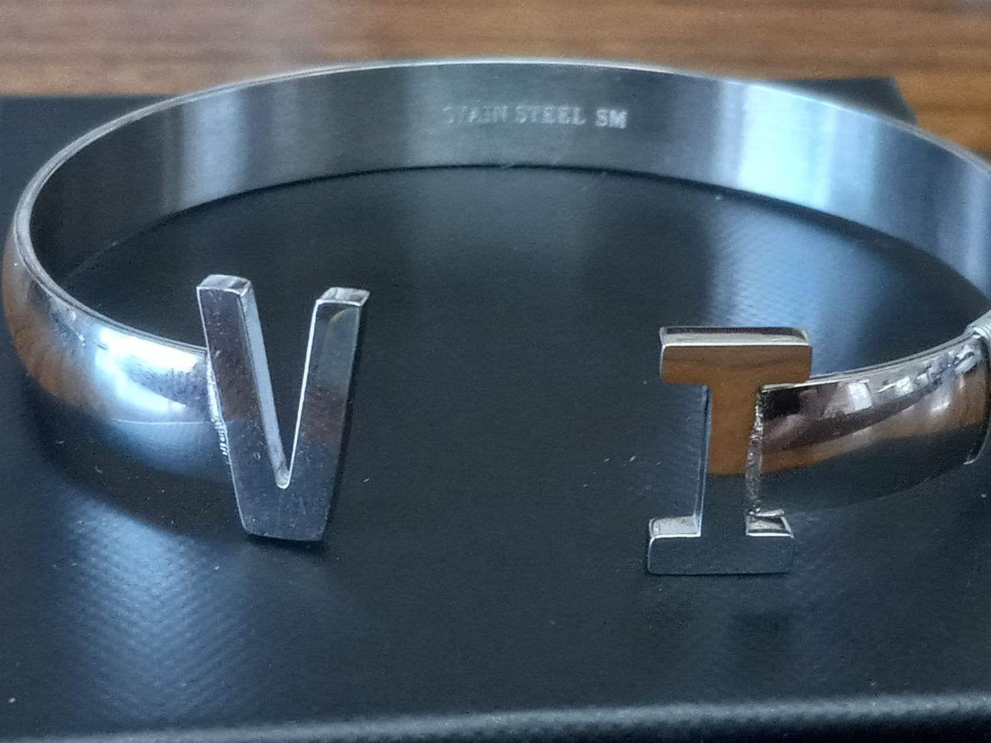 VI bracelet.