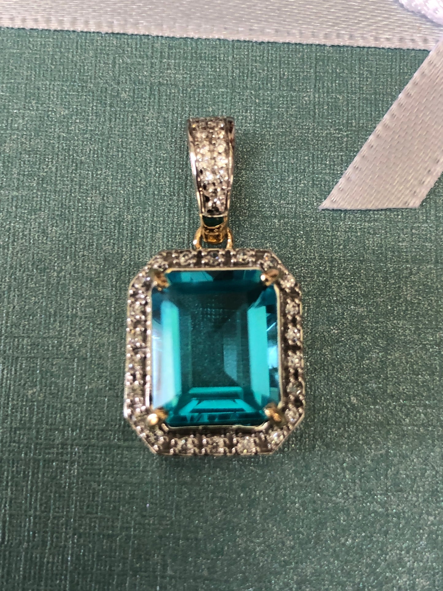 Solid 14 k gold Aquamarine Stones pendant 4.6 gram.