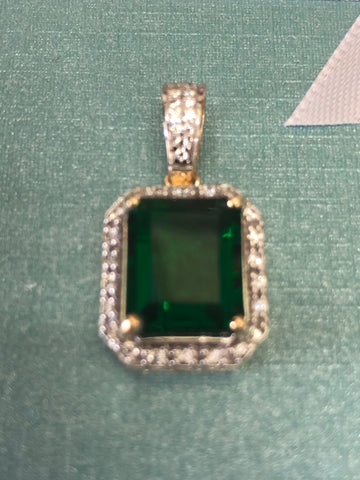 Solid 14 k gold Emerald stone Pendant 4.7 grams.
